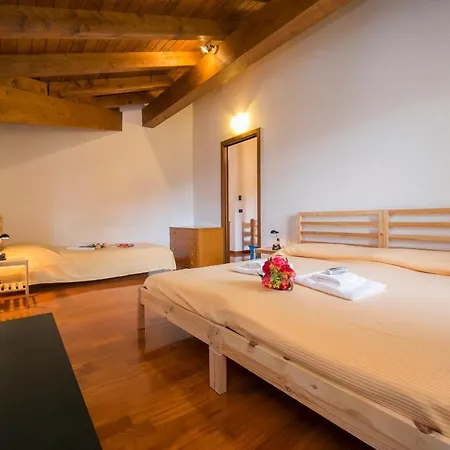 Holiday home Sleeps 9 Lenno