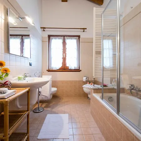 Sleeps 9 Holiday home Lenno