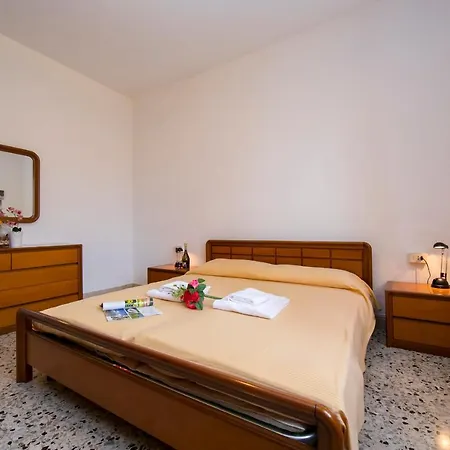Holiday home Sleeps 9 *
